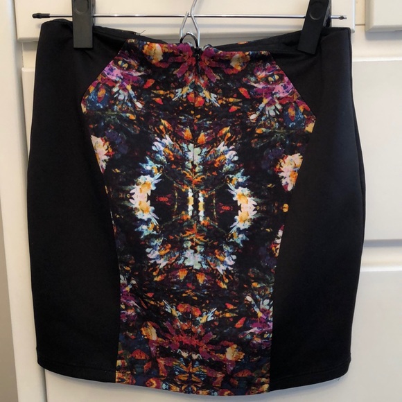 Floral mini skirt - Picture 3 of 3